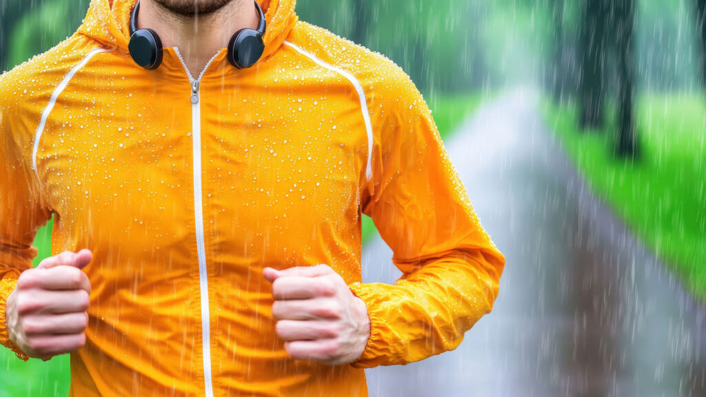 Runner con giacca realizzata con tessuto tecnico sportivo